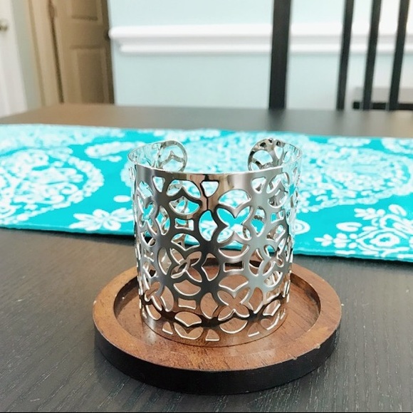 NEW!💙💎GORGEOUS CLOVER QUATREFOIL CUFF💎💙SILVERY - Picture 7 of 8